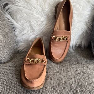 Crown Vintage Tan Loafers with Gold Chain